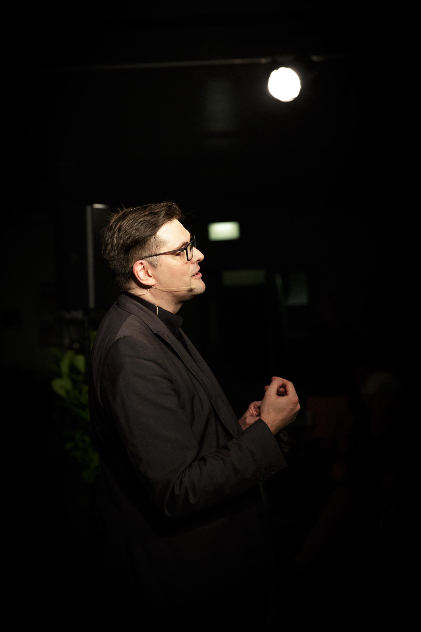Thomas Vollmann als Speaker mit Headset auf der Bühne